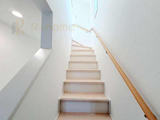 土浦市烏山4丁目　新築戸建て　D号棟の内装|手すりのついた階段！小さなお子様の利用も一安心です♪