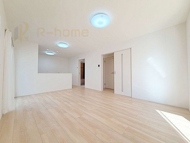 土浦市烏山4丁目　新築戸建て　D号棟の居間・リビング|広くて明るいＬＤＫ♪ ゆったりくつろげるリビングスペースで、ご家族皆様の笑顔が溢れます。