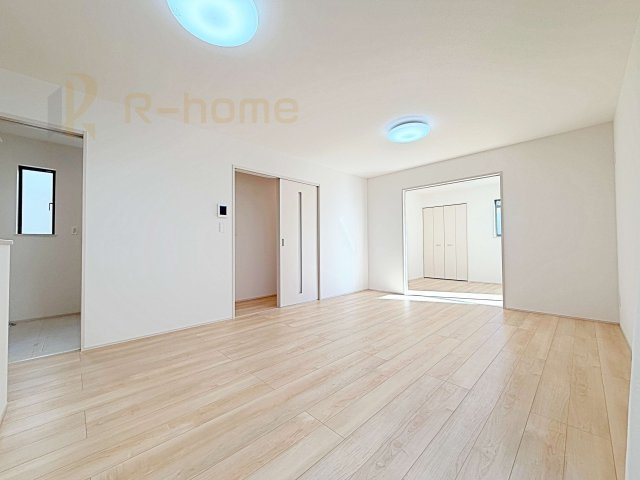 土浦市烏山4丁目　新築戸建て　D号棟の居間・リビング|たっぷりの陽光が注ぎ込む明るいリビング♪隣接の洋室を開放すると更なる大空間に変身♪