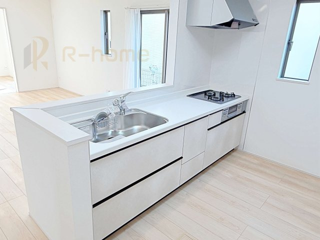 土浦市烏山4丁目　新築戸建て　D号棟のキッチン|料理をしながら家族とコミュニケーションが取れる対面式システムキッチン。