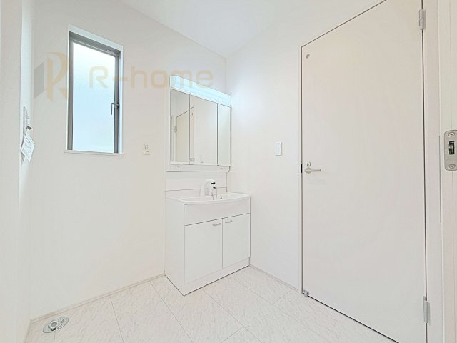 土浦市烏山4丁目　新築戸建て　D号棟の洗面所|清潔感溢れる洗面台は嬉しい三面鏡付き。洗剤や歯ブラシなどもすっきり収納できます♪