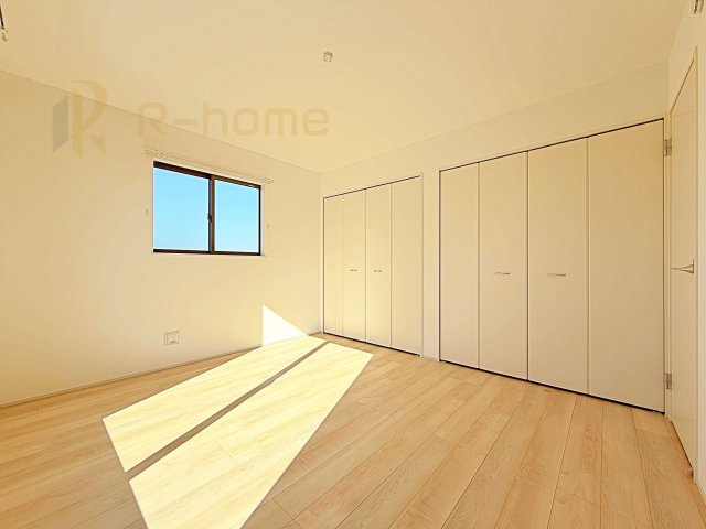 土浦市烏山4丁目　新築戸建て　D号棟の洋室|どんな部屋家具も合わせやすいシンプルな洋室！
たっぷりの日差しと心地よい風が舞い込む住まい♪