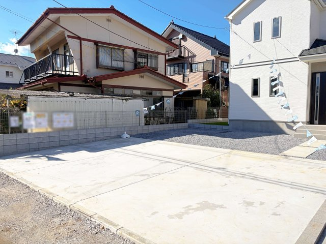 土浦市烏山4丁目　新築戸建て　E号棟の駐車場|カースペースは3台完備。ゲスト用のスペースも確保できますね♪