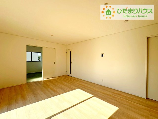 常陸大宮市石沢第4　新築戸建　1号棟の居間・リビング|リビングは広々です。家族の団欒の場として家庭を包みます。家具を置いてもゆとりのあるスペースはお子様が大きく成長されても自由の利く大きさです。