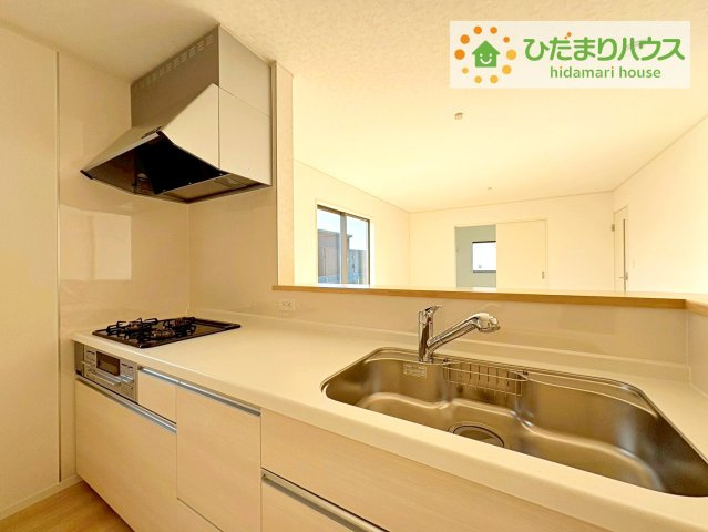 常陸大宮市石沢第4　新築戸建　1号棟のキッチン|スッキリしていて、調理スペースも広い“システムキッチン。使いやすい動線が確保できるので、お料理するのも楽しくなりますね♪