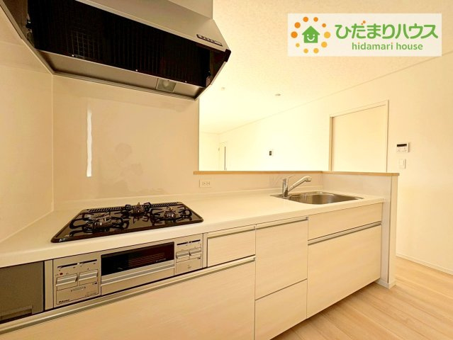 常陸大宮市石沢第4　新築戸建　1号棟のキッチン|3口コンロと収納豊富なキッチンで、ママの毎日のお料理もはかどります☆