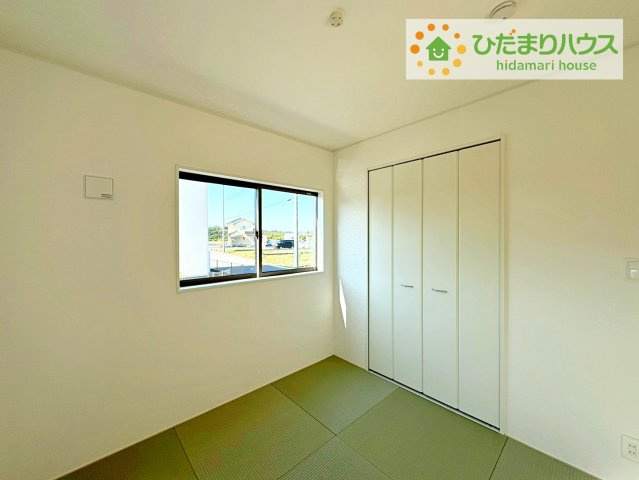 常陸大宮市石沢第4　新築戸建　1号棟の和室|リビングと隣り合わせにあるお部屋！扉を閉めれば、来客用の部屋として使えます♪