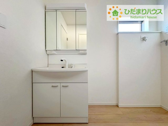 常陸大宮市石沢第4　新築戸建　1号棟の独立洗面台|靴で溢れかえっていた玄関も、大きなシューズボックスと、玄関横のクロークでスッキリ解決！玄関は「その家の顔」とお考えの方にオススメの広さです。