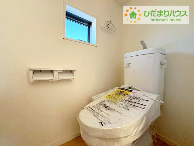 常陸大宮市石沢第4　新築戸建　1号棟のトイレ|小窓があるため明るく換気も快適、省エネ、お掃除ラクラク仕様のウォシュレット！