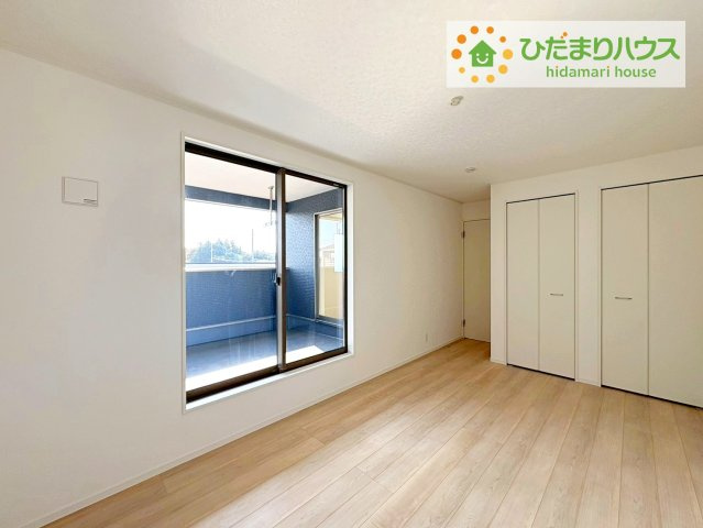 常陸大宮市石沢第4　新築戸建　1号棟の寝室|バルコニーに面していて、たっぷり光りの入る明るい主寝室です！