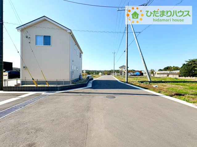 常陸大宮市石沢第4　新築戸建　1号棟の前面道路含む現地写真|車使用時にも便利♪広めな前面道路。