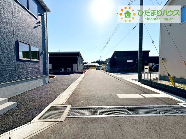 常陸大宮市石沢第4　新築戸建　1号棟の前面道路含む現地写真|前面道路幅6ｍ☆車の出入りもラクラクできちゃいます(^^♪