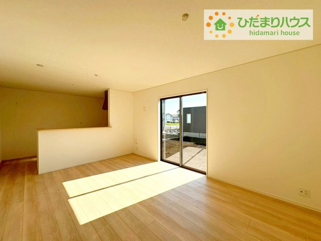 常陸大宮市石沢第4　新築戸建　1号棟の居間・リビング|ホワイトを基調としたLDKは、明るく上品な心地よさを演出してくれます。空間に広がりをもたらし、より一層広く感じさせてくれます。