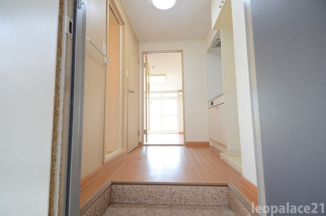 【玄関】 | レオパレス英（ＨＡＮＡＢＵＳＡ） | 設備・使用は号室により異なる為、現況を優先致します。