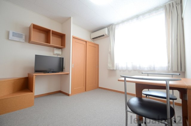 【居間・リビング】 | レオパレススリーアーチⅡ | 設備・使用は号室により異なる為、現況を優先致します。