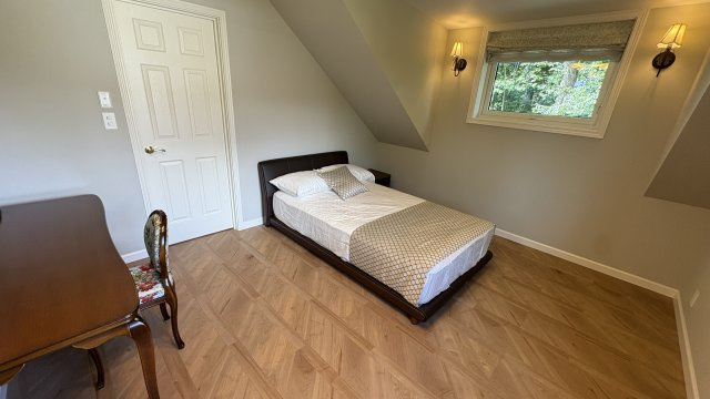 南軽井沢 燦々と陽が降り注ぐレンガの新築戸建ての洋室