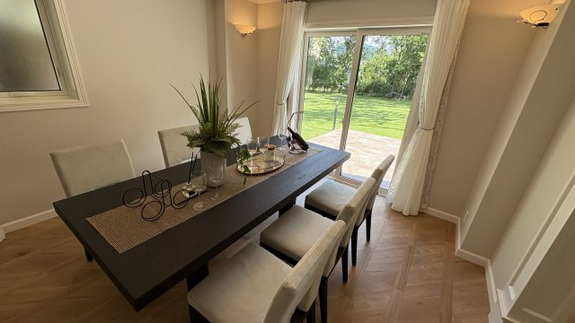 南軽井沢 燦々と陽が降り注ぐレンガの新築戸建てのダイニング