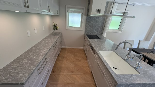 南軽井沢 燦々と陽が降り注ぐレンガの新築戸建てのキッチン