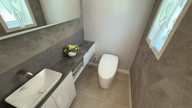 南軽井沢 燦々と陽が降り注ぐレンガの新築戸建てのトイレ