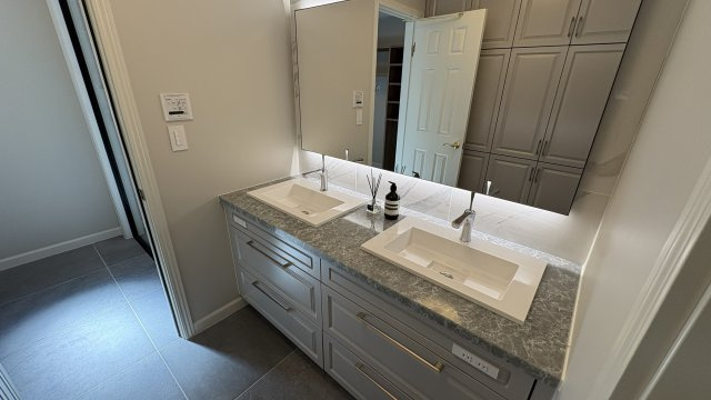 南軽井沢 燦々と陽が降り注ぐレンガの新築戸建ての洗面所