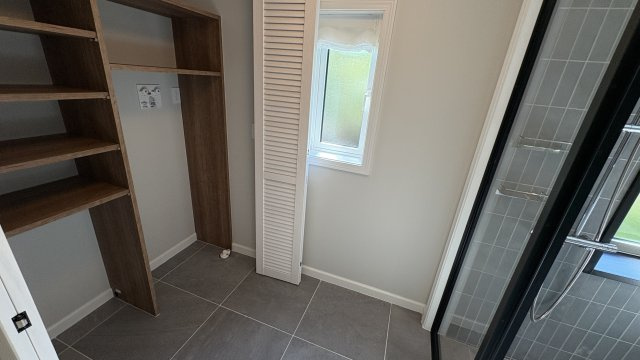 南軽井沢 燦々と陽が降り注ぐレンガの新築戸建てのランドリースペース