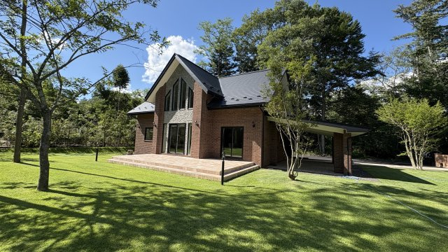 南軽井沢 燦々と陽が降り注ぐレンガの新築戸建て