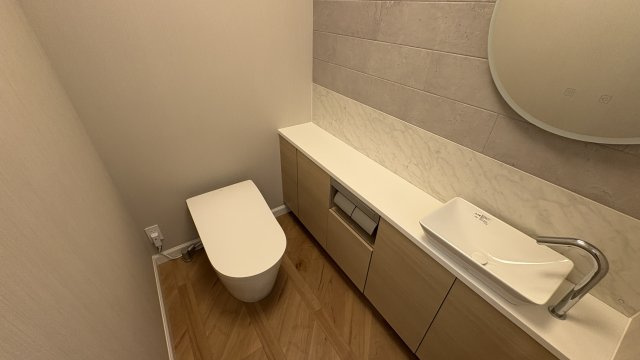 南軽井沢 燦々と陽が降り注ぐレンガの新築戸建てのトイレ