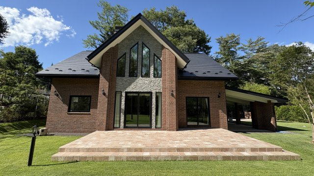 南軽井沢 燦々と陽が降り注ぐレンガの新築戸建ての外観