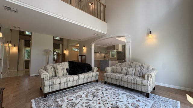 南軽井沢 燦々と陽が降り注ぐレンガの新築戸建ての居間・リビング