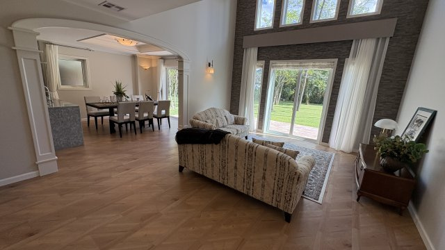 南軽井沢 燦々と陽が降り注ぐレンガの新築戸建ての居間・リビング