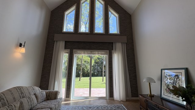 南軽井沢 燦々と陽が降り注ぐレンガの新築戸建ての居間・リビング