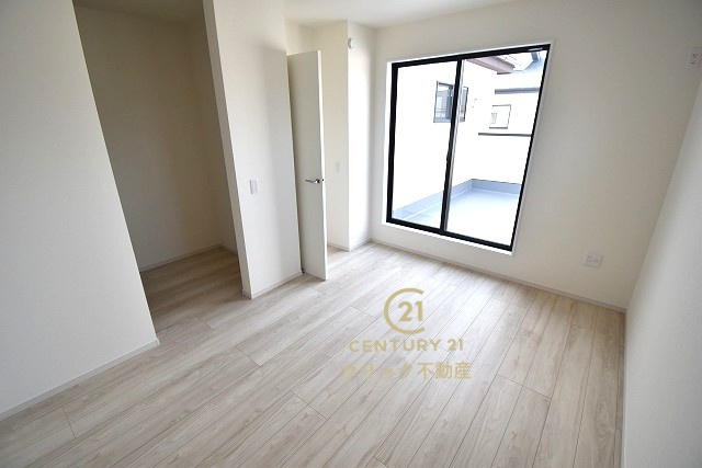 Terrace　水戸市笠原町　2期 　3の洋室|ウォークインクローゼットを配備した洋室。バルコニーに面しておりますので、洗濯して乾いた衣類をすぐにしまえるのも便利です。