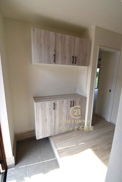 Terrace　水戸市笠原町　2期 　3の玄関|たっぷり入る玄関収納です！扉の中は可動棚ですので、用途に合わせて高さを自由に変えることができます。