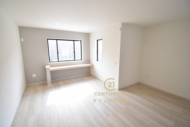 Terrace　水戸市笠原町　2期 　3の居間・リビング|リビングのカウンターは家族共有のパソコンを置いたり、ちょっとした書き物ができたりする、自由で便利なスペースです。お子様の宿題コーナーにもいいですね。