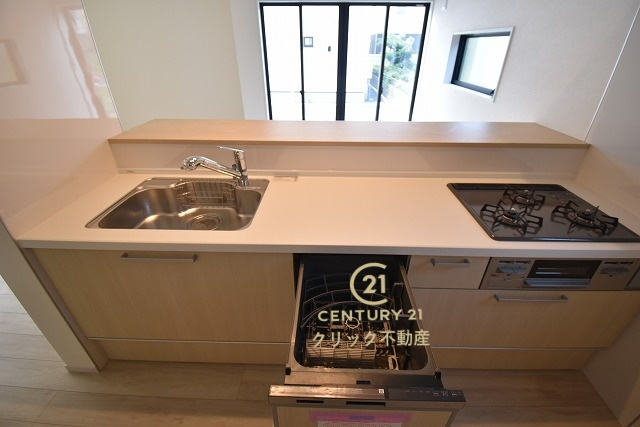 Terrace　水戸市笠原町　2期 　3のキッチン|対面式システムキッチンです。十分な広さのキッチンなら家族での分担作業もはかどりそう！食事の後片付けもラクラクの食洗機つき♪水道代の節約になり、気になる手荒れも防げそう！