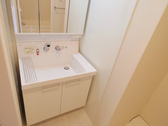 エルクルーズの独立洗面台|三面鏡付洗面化粧台