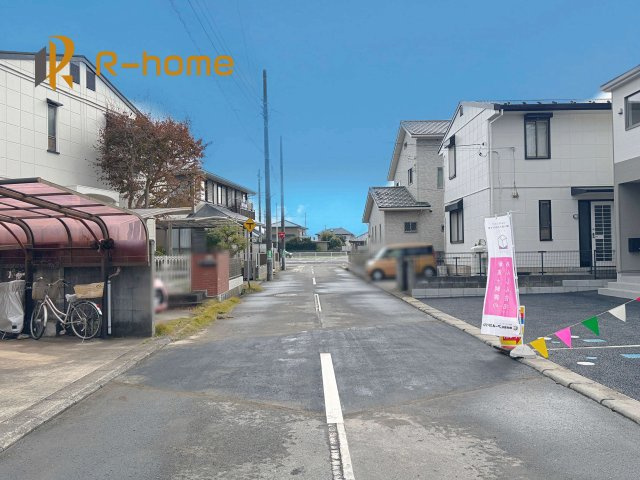 土浦市乙戸南第6　新築戸建て　6号棟の前面道路含む現地写真|周辺環境も併せて案内致します♪
閑静な住宅地で笑顔あふれる新生活！
ぜひ現地へお越しください♪