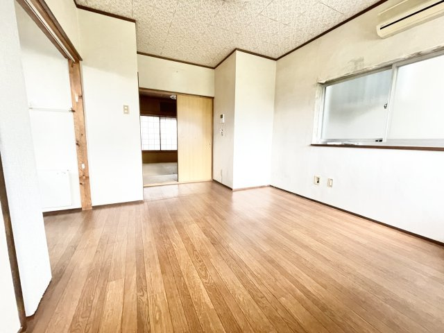 交野市森北2丁目　中古一戸建ての居間・リビング|こちらのリビングで趣味の時間をお楽しみください