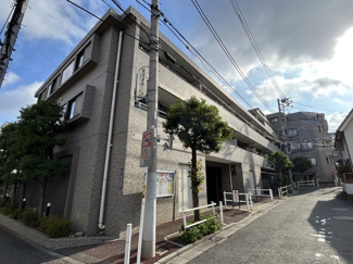 【外観】 | 手入れの行き届いた外壁やエントランスなど、「見ればわかる」レベルで清潔感を保ったマンションです。築年数を感じさせない姿で皆様をお出迎えします。～即日のご見学可能～　お問合せはお気軽にどうぞ。