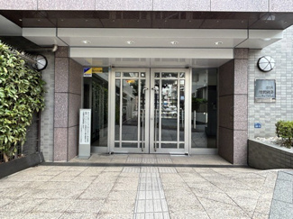 【エントランス】 | オートロックを備えた、マンションのエントランス。やはりセキュリティの観点は欠かすことができません。皆様を“安全”に送り出し、出迎えてくれます。～即日のご見学可能～　お問合せはお気軽にどうぞ。