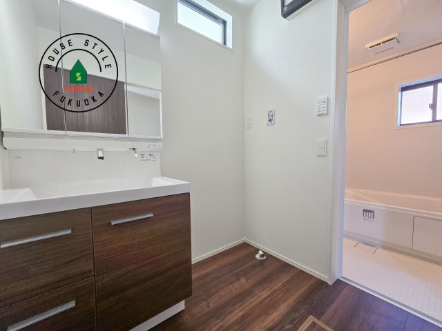 大野城市南ヶ丘6丁目第3-4棟（2号棟）の脱衣所|ゆとりの洗面スペースで朝の身支度もスムーズに。暮らしを快適に変えるシャワー付洗面台です！