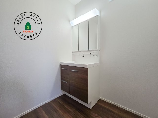 大野城市南ヶ丘6丁目第3-4棟（2号棟）の独立洗面台|毎日使うものだから清潔な空間を保ちたい水回り。洗面にはそんな願いを解消させてくれる収納アイデアが満載です。三面鏡の裏側にはキャビネットが現れ小物から背の高い物まで収納できます。