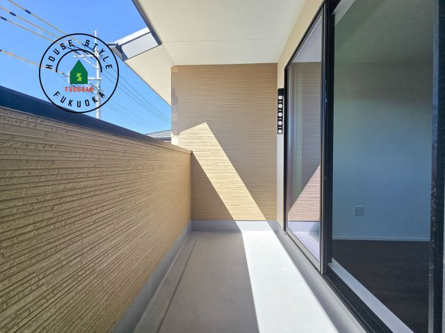 大野城市南ヶ丘6丁目第3-4棟（2号棟）のバルコニー|風をしっかりと感じられるバルコニーでは、毎日が洗濯日和です。広々としているので洗濯も楽しくなるでしょうし、気分転換にバルコニーからの眺めを楽しむのもいいでしょう。