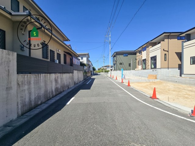 大野城市南ヶ丘6丁目第3-4棟（2号棟）の前面道路含む現地写真|前面道路は閑静な住宅地をはしる車通りの少ない道路。お車の出し入れが苦手なママや小さなお子様にも安心ですね。しっかり舗装もされているので、ベビーカーや自転車で通っても快適に通行できます。