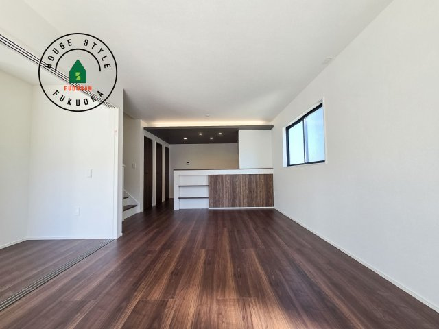 大野城市南ヶ丘6丁目第3-4棟（2号棟）の居間・リビング|ご家族を近くに感じられる対面キッチンのLDK。会話もはずみそうですね。