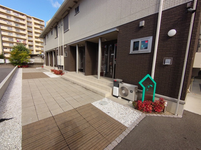 【エントランス】 | シャルマン井高野 | 明るいエントランスです。