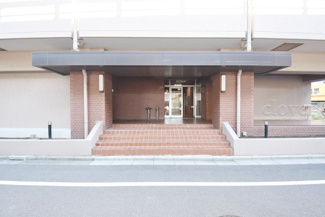 【エントランス】 | お客様を、そして住人を出迎えてくれるマンションのエントランス。ゴミが落ちていないことからも、管理状態の良さや住民の節度の高さが見て取れます。～即日のご見学可能～　お問合せはお気軽にどうぞ。