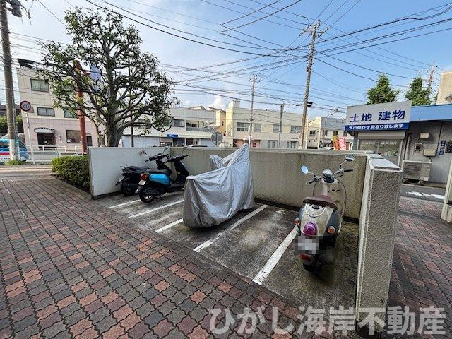 グレーシア湘南平塚の駐車場|敷地内バイク置場