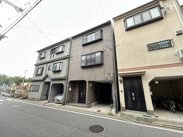 ◆「ＪＲ藤森」駅徒歩３分◆内外装リフォーム済みの美宅◆収納豊富な３DK◆伏見区深草大亀谷東寺町の前面道路含む現地写真|前道