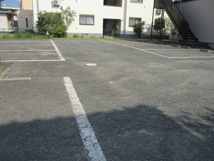 ノーブルＢの駐車場